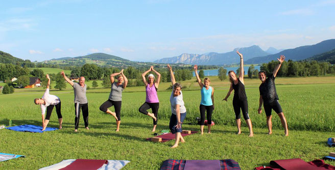 SommerYOGA auf der Wiese vor der Praxis - mit diesen Ausblick auf das Irrseemoor und Irrsee