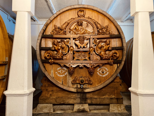 Fass im Keller des Weinguts Clos de la République im Lavaux