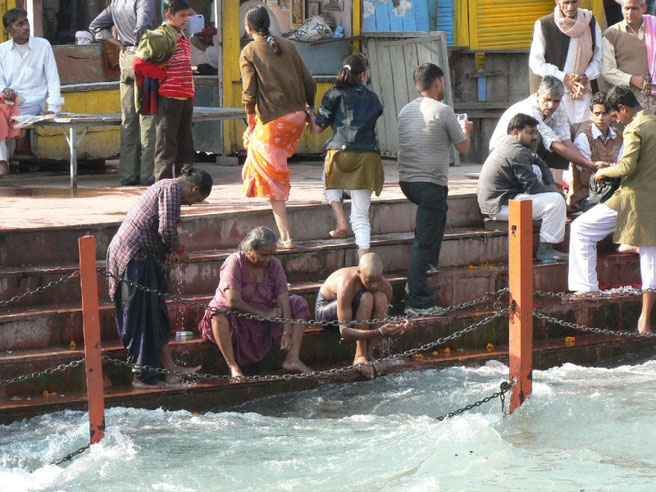 Bain des pelerins dans le fleuve sacre à Haridwar