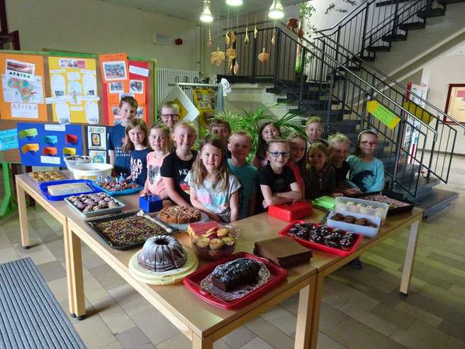 Die Klasse 2b beim Muffinverkauf