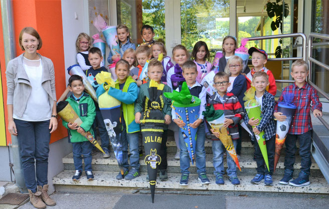 Der Schulstart ist geglückt. Frau Lehrer Magdalena Lang mit ihren Taferlklasslern.