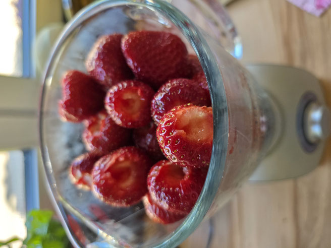 Geputzte Erdbeeren im Mixer