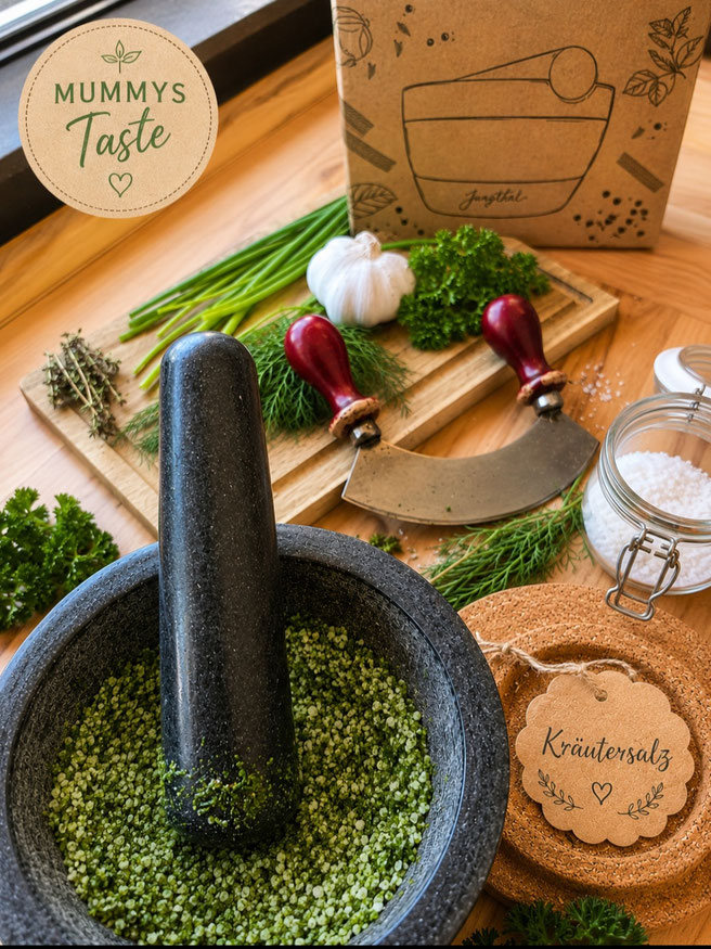 Kräutersalz selbst herstellen: Frische Kräuter werden im Jungthal Steinmörser mit grobem Meersalz zu einer aromatischen Gewürzmischung verarbeitet