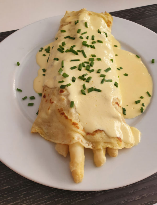 Spargel im knusprigen Pfannkuchen eingewickelt mit Sauce Hollandaise