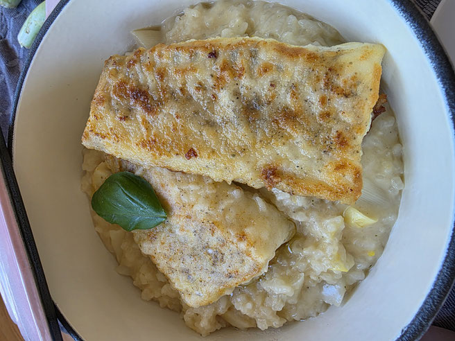 Cremiges Spargelrisotto nahaufnahme mit knusprigem Kabeljaufilet