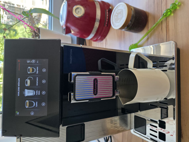 Kaffeevollautomat von DeLonghi mit einem Milchkrug davor - Espresso zubereiten für Iced Honey Latte