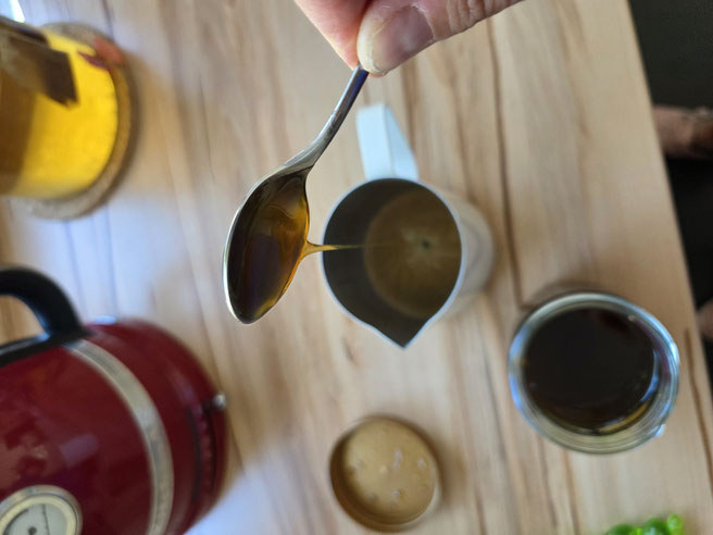 Honig aus eigener Imkerei in den Espresso geben