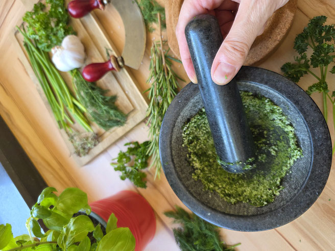 Frisch zubereitetes Kräutersalz im Vorratsglas mit Rosmarin, Schnittlauch, Petersilie und Knoblauch – aromatische Gewürzmischung selbst gemacht. 