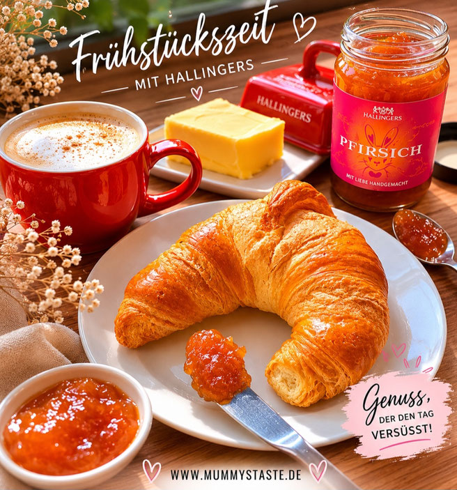 Gemütliches Frühstück mit Croissant, Kaffee und Pfirsichkonfitüre von Hallingers Genussmanufaktur