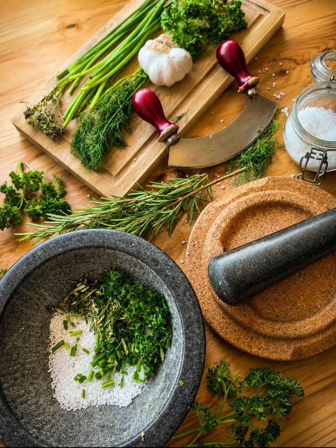 Hausgemachtes Kräutersalz mit frischen Küchenkräutern, Knoblauch und WiegemHausgemachtes Kräutersalz mit frischen Küchenkräutern, Knoblauch und Wiegemesser – DIY-Rezept von Mummys Taste mit Jungthalesser – DIY-Rezept von Mummys Taste mit Jungthal Mörser. 