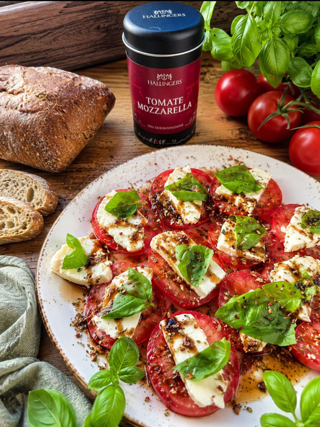 Tomate Mozzarella Salat auf einem Teller angerichtet mit Hallingers Gewürzmischung