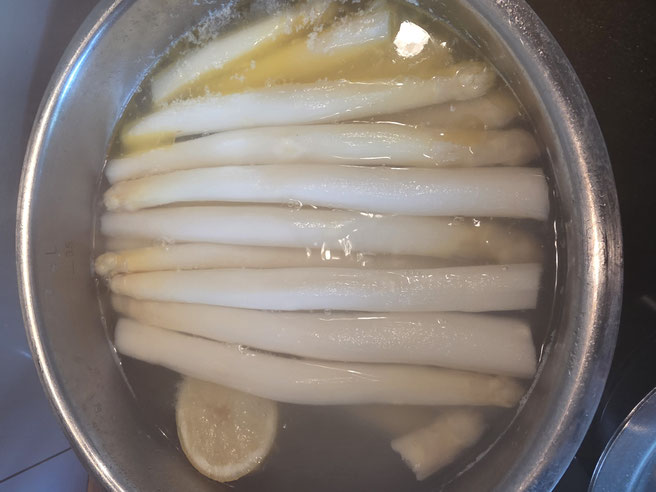 Gegarter Spargel im heißen Wasser imm Topf
