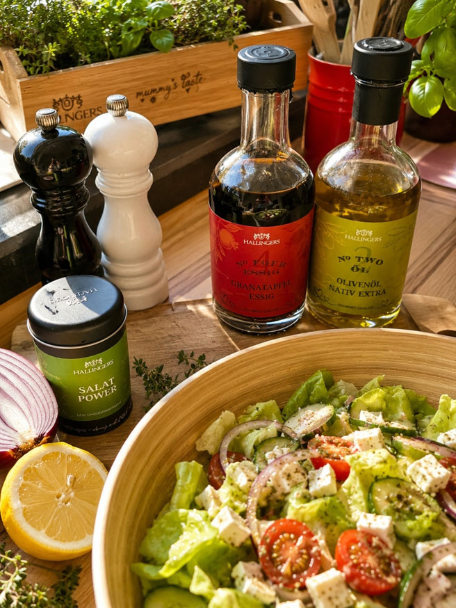 Selbstgemachtes Essig-Öl-Dressing mit Hallingers Olivenöl, Granatapfelessig und Salatpower