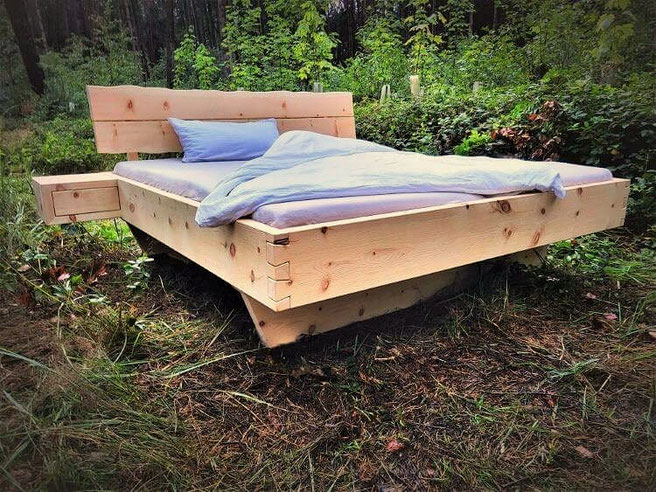 Modernes Zirbenbett – schwebendes Design mit Kopfteil in Baumkante und Nachtkästen, Naturaufnahme