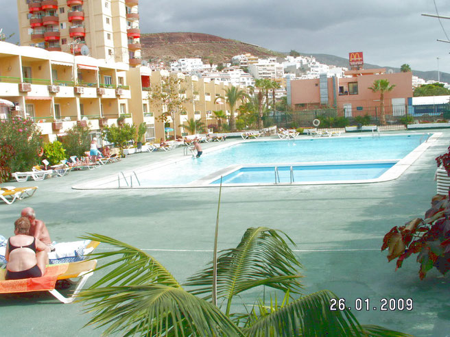 Pool im Aussenbereich in der Apartmentanlage Los Torres direkt am Strand von Los Christianos