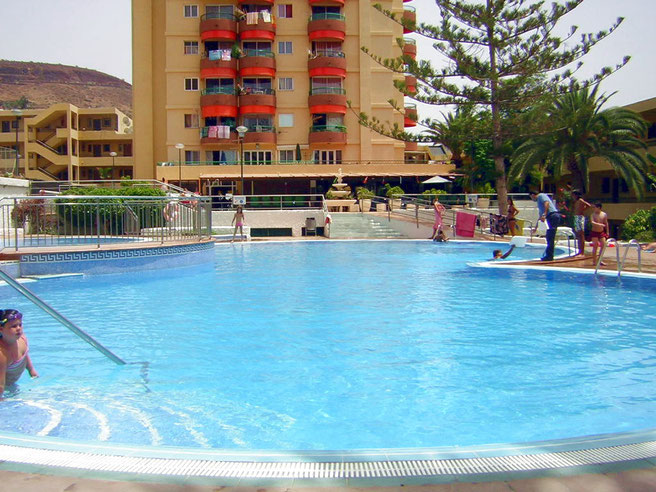 Pool Innbereich der Anlage Los Torres mit Poolbar und Internet in Los Christianos