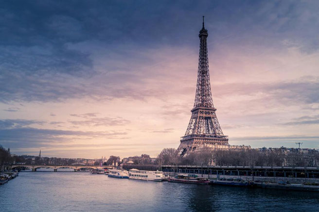 paris et la tour Eiffel qui se reflete sur la Seine, de jour comme au coucher du soleil, une destination incontournable 
