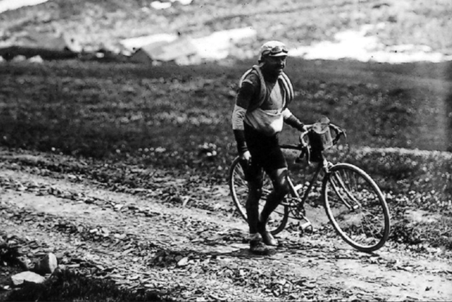 Octave Lapize schiebt sein Rad auf dem Weg zum Sieg bei der ersten Bergetappe 1910.