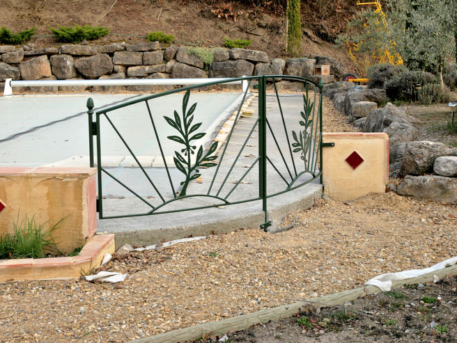 Portillon de piscine cintré et bombé avec rameau d' Olivier en décoration      Réalisation et pose   Sisteron  Mallefougase   Cruis   St Etienne les orgues   Banon   Gap et le 05