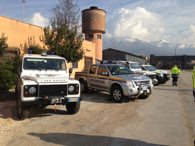 Sora. mezzi della protezione civile e polizia municipale in servizio in caso di emergenza e arrivo di altre scosse