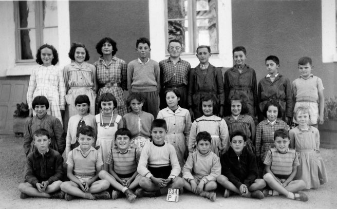 Charras 16 - Charras d'hier et d'aujourd'hui - photo de classe année 1957