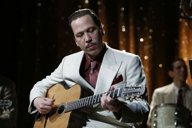 Reda Kateb a appris à jouer de la guitare avec trois doigts pour interpréter Django Reinhardt (©Roger Arpajou/Pathé Films).
