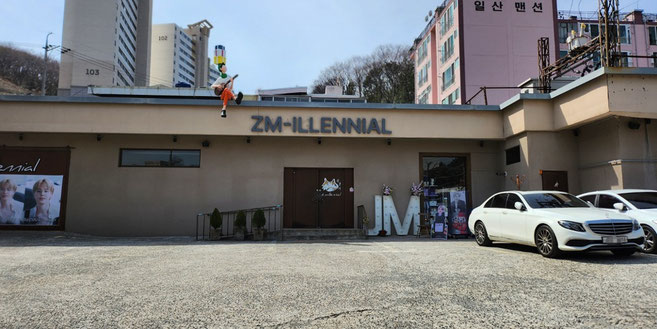 Zm-illenial cafe