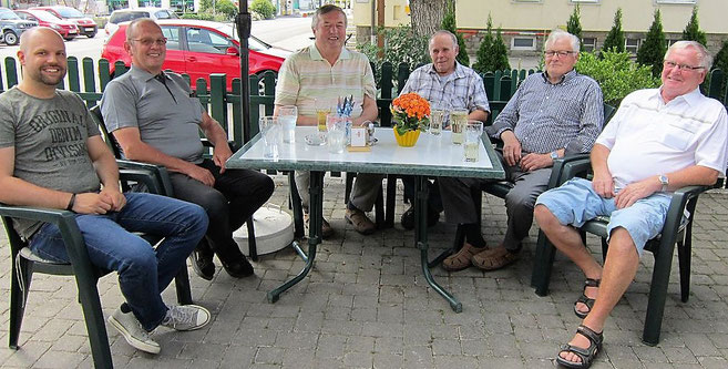 von links: Siegfried Hofbauer, Johann Lechner, Josef Mistelbauer, Josef Grossinger, Karl Wintersperger und Imkermeister Josef Klanner