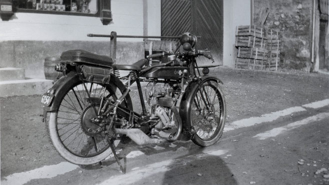 Das Motorrad von Emil Businger, Marke "Condor", vor der "Krone" fotografiert.  (ca. 1930)