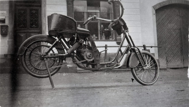 Ein ganz besonderes Motorrad: Der "DKW Lomos" hatte statt eines Sattels einen Sessel. Hergestellt wurde dieses Fahrzeug 1923. Wer der Besitzer dieses vor der "Krone" parkierten Töffs war, ist heute nicht mehr bekannt.