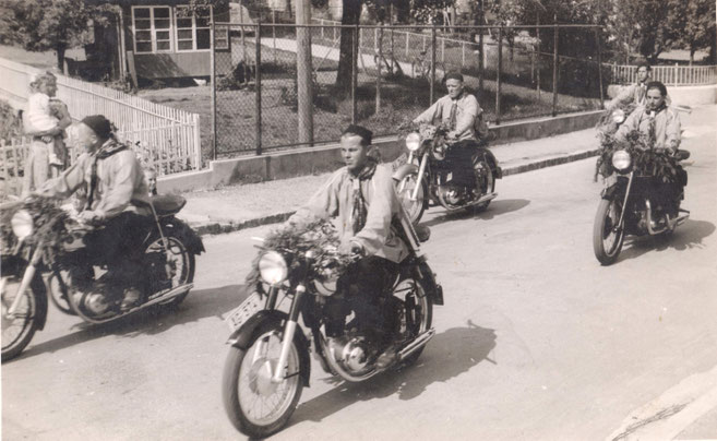 Fünf Motorradfahrer des Motoklubs Wittnau an einem Corso in Schötz LU (Foto: H. Eckert, Brugg, 1953)