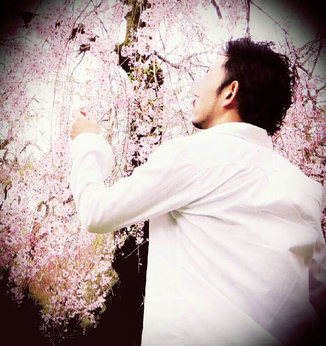 大阪ゲイリラクゼーションサロンforest handsのセラピスト徹平。桜を背景にした公式プロフィール写真