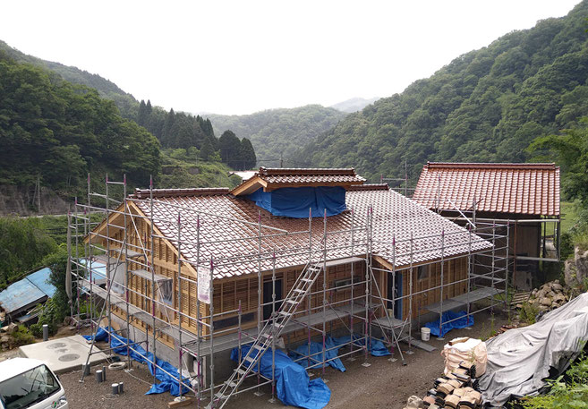 越し屋根のある家、土壁乾燥中