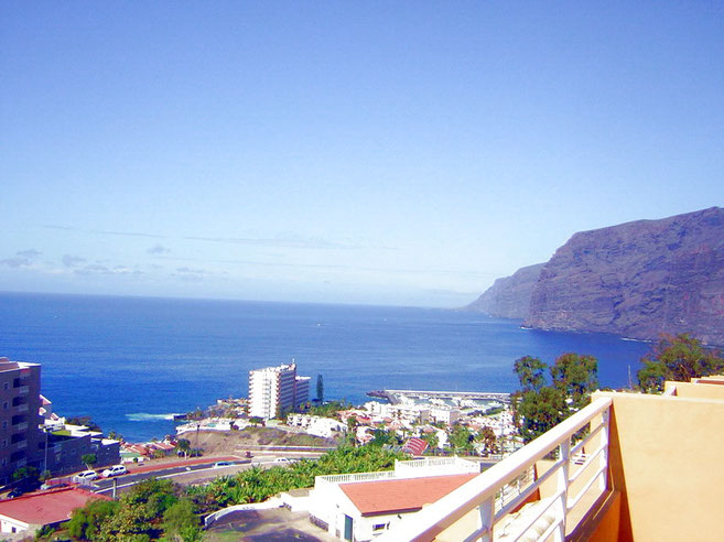 Blick von der terrasse über Los Gigantes und das Meer auf teneriffa