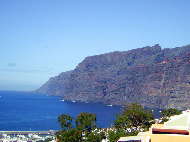 Der Blick von der Terrasse der Ferienwohnung in Los Gigantes auf Teneriffa