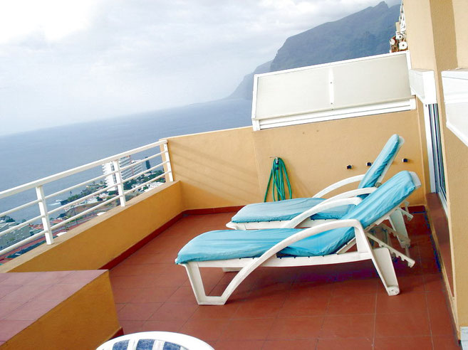 Terrasse mit Sonnenmöbeln im Ferienapartment in Los Gigantes auf Tenerife