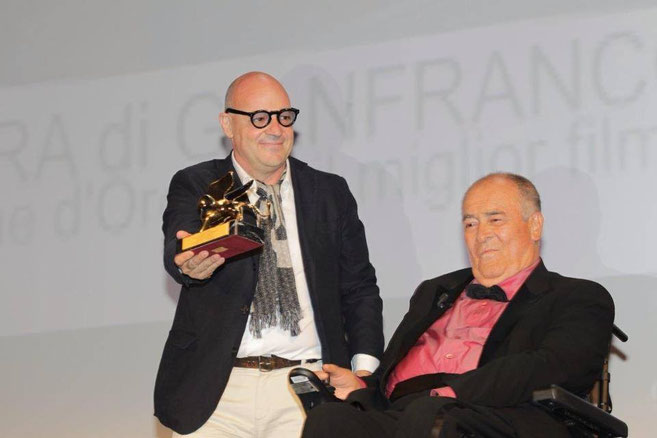 Il Maestro Bertolucci, presidente della giuria a Venezia 70, consegna il LEONE D'ORO 2013 a Gianfranco Rosi.