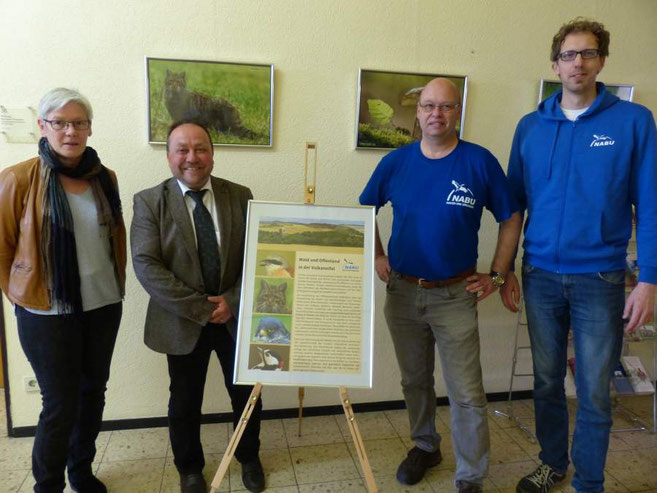 Die NABU-Vorsitzende Margot Bechtoldt und VG-Bürgermeister Alfred Schomisch warfen als erste einen Blick auf die gelungenen Aufnahmen. Organisiert hatten die Ausstellung Karl-Heinz Kaiser und Jörg Mittler vom NABU. (v.l.)