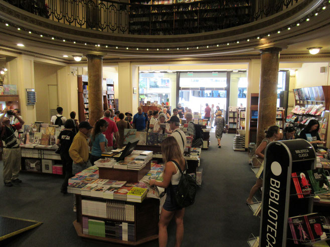 El Ateneo 有名な書店 元オペラ座 観光客でごった返している