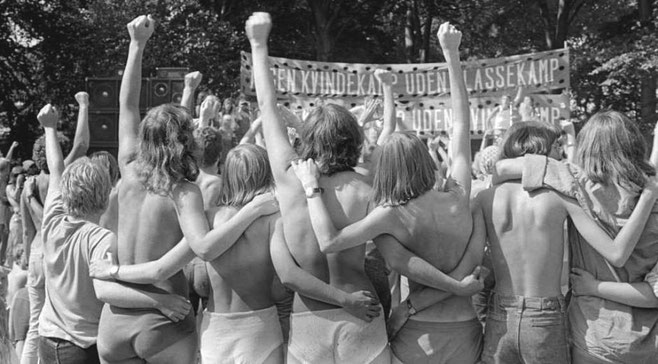 Kvindefestival i Fælledparken i 1979. Parolen var " Ingen kvindekamp uden klassekamp og ingen klassekamp uden Kvindekamp" 