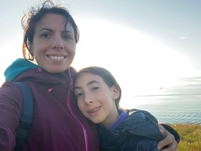 Margherita e Alessia sull'isolotto di Stykkisholmùr. Foto di Alessia Paionni