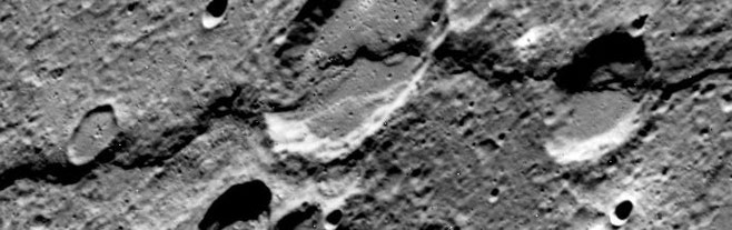 Detailaufnahme von Discovery Rupes und den Kratern, den er durchzieht. Norden ist rechts - Süden links.