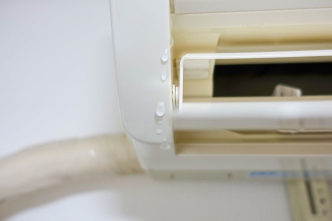 ドレンパンとドレンホースの繋ぐ場所での詰りによる水漏れ｜石川県白山市