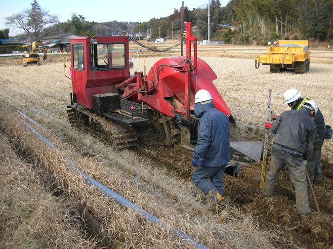 田んぼ　暗渠　排水　暗渠工事　暗渠の様子　暗渠施工　暗渠管　暗渠パイプ　水はけ　格安暗渠　暗渠とは　暗渠はどうしたら　格安暗渠パイプ