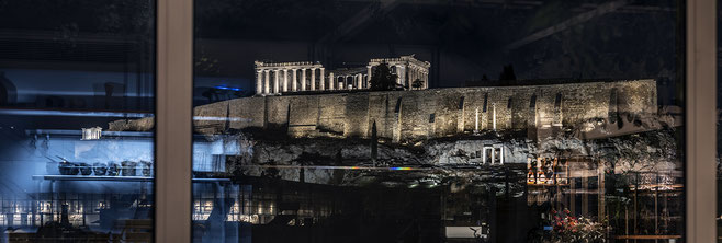 Blick auf die beleuchtete Akropolis am Abend in Athen als Farbphoto