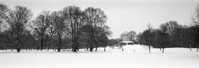 Wintermotiv Englischer Garten München, Bayern,  im Schnee in schwarzweiß als Panorama-Photographie, München