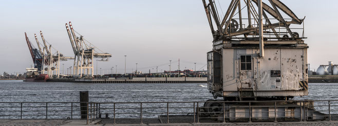 Abendaufnahme des bekannten Hafenkrans an der Norderelbe in Hamburg als Farbphoto im Panorama-Format. 