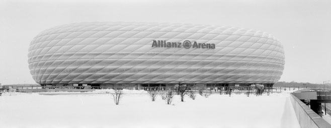 Wintermotiv Allianz Arena München, Bayern,  im Schnee in schwarzweiß als Panorama-Photographie, München
