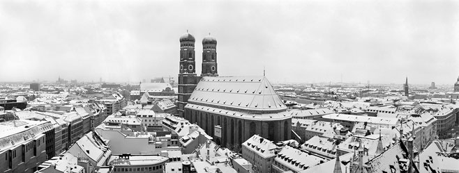 Wintermotiv Frauenkirche München, Bayern,  im Schnee in schwarzweiß als Panorama-Photographie, München