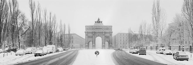 Wintermotiv Siegestor München, Bayern, im Schnee in schwarzweiß als Panorama-Photographie
